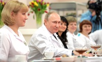 Президент Владимир Путин поздравил сотрудниц брянского перинатального центра с 8 Марта